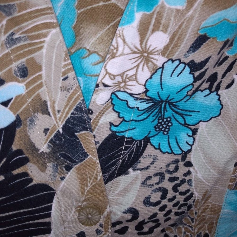 🌎Gloria Vanderbilt || Alice Blue Hibiscus Shirt - Picture 3 of 7